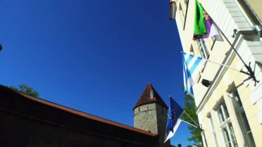 Yaşlı Tallinn. Mimarlık, eski evler, sokaklar ve mahalleler. 4K 'da video, UHD