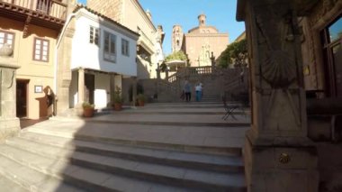 Barcelona 'da eski bir cadde. İspanya. 4K 'da video, UHD
