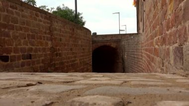 Barcelona 'daki Montjuic Kalesi. İspanya. 4K 'da video, UHD