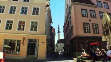 Tallinn 'deki belediye binası meydanında. Estonya. 4K 'da video, UHD