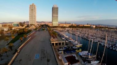 Hava görüntüsü. Barselona 'da. Mimarlık, binalar ve sokaklar. İspanya. 4K 'da video, UHD ProRes.