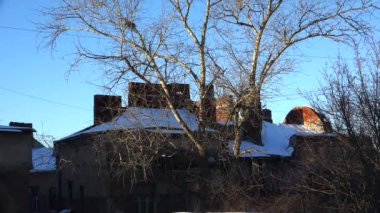 Vyborg. Eski evlerin çatıları. 4K 'de video, UHD. Gerçek zamanlı..