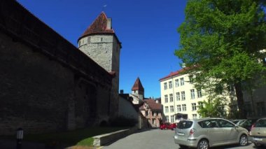 Yaşlı Tallinn. Mimarlık, eski evler, sokaklar ve mahalleler. 4K 'da video, UHD