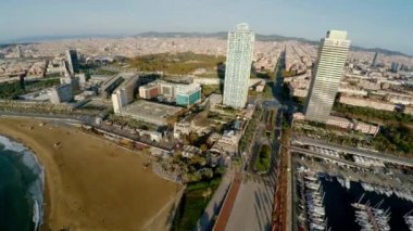 Hava görüntüsü. Barselona 'da. Mimarlık, binalar ve sokaklar. İspanya. 4K 'da video, UHD ProRes.