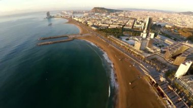 Hava görüntüsü. Barselona 'da. Mimarlık, binalar ve sokaklar. İspanya. 4K 'da video, UHD ProRes.