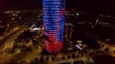 Hava görüntüsü. Barcelona 'daki Torre Agbar. İspanya. ProRes. İyi geceler. 4K 'da video, UHD