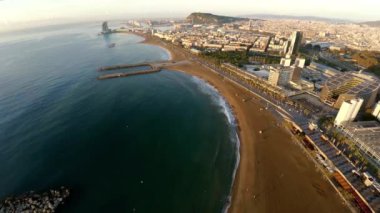 Hava görüntüsü. Barselona 'da. Mimarlık, binalar ve sokaklar. İspanya. 4K 'da video, UHD ProRes.