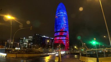 Barcelona 'daki Torre Agbar. İspanya. İyi geceler. 4K 'da video, UHD
