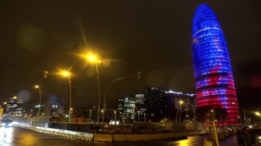 Barcelona 'daki Torre Agbar. İspanya. İyi geceler. 4K 'da video, UHD