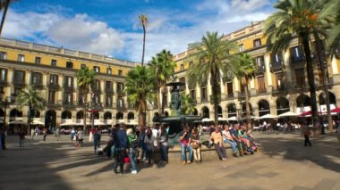 Barcelona 'da Üç Zarafet çeşmesi olan Kraliyet Meydanı. İspanya. 4K 'da video, UHD