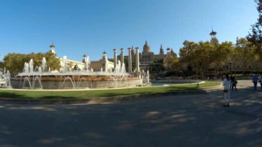 Barcelona 'daki eski çeşme. İspanya. 4K 'da video, UHD