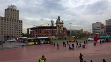 Barcelona 'daki eski çeşme. İspanya. 4K 'da video, UHD