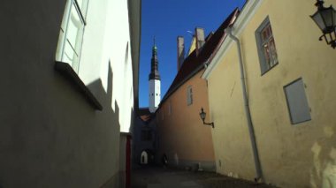Yaşlı Tallinn. Mimarlık, eski evler, sokaklar ve mahalleler. 4K 'da video, UHD