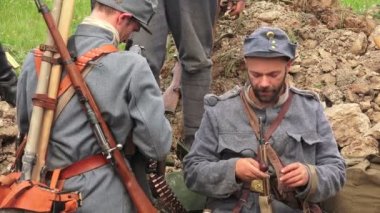 Alman askerleri siperlerde. Birinci Dünya Savaşı. 1914-1918 arası. 4K 'da video, UHD