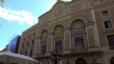 Barcelona 'nın merkezindeki tiyatro. İspanya. 4K 'da video, UHD