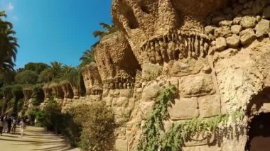 Park Guell, Gaudi, Barselona. İspanya. 4K 'da video, UHD