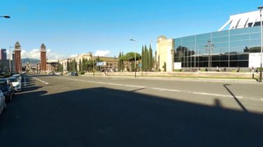 Barselona 'da. İspanya. Mimarlık, eski evler, sokaklar ve mahalleler. 4K 'da video, UHD 