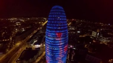 Hava görüntüsü. Barcelona 'daki Torre Agbar. İspanya. ProRes. İyi geceler. 4K 'da video, UHD