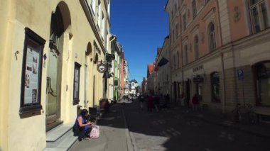 Yaşlı Tallinn. Mimarlık, eski evler, sokaklar ve mahalleler. 4K 'da video, UHD