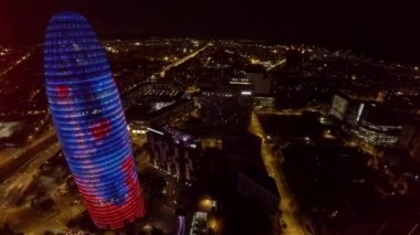 Hava görüntüsü. Barcelona 'daki Torre Agbar. İspanya. ProRes. İyi geceler. 4K 'da video, UHD