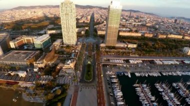 Hava görüntüsü. Barselona 'da. Mimarlık, binalar ve sokaklar. İspanya. 4K 'da video, UHD ProRes.