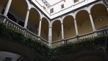 Barselona 'nın Gotik Mahallesi. İspanya. 4K 'da video, UHD