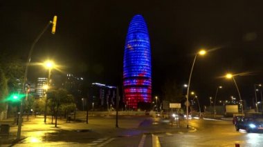 Barcelona 'daki Torre Agbar. İspanya. İyi geceler. 4K 'da video, UHD