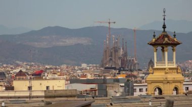 Barcelona 'daki eski evlerin çatıları. İspanya. 4K 'da video, UHD