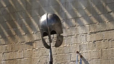 Viking miğferi. Mızrak. Ortaçağ savaşçıları. 4K 'da video, UHD