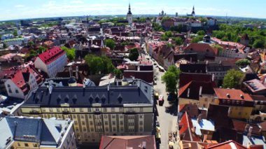Yaşlı Tallinn. Üst Manzara. Çatı katları. Estonya. 4K 'da video, UHD