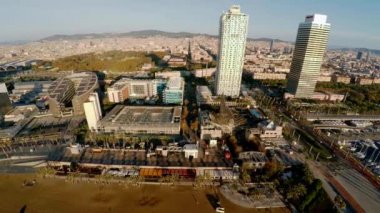 Hava görüntüsü. Barselona 'da. Mimarlık, binalar ve sokaklar. İspanya. 4K 'da video, UHD ProRes.