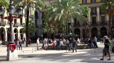 Barcelona 'da Üç Zarafet çeşmesi olan Kraliyet Meydanı. İspanya. 4K 'da video, UHD