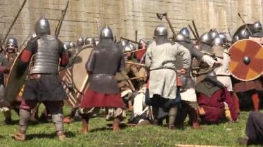 Bir savaş. Vikinglerin savaşı. Ortaçağ savaşçıları. 4K 'da video, UHD