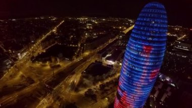 Hava görüntüsü. Barcelona 'daki Torre Agbar. İspanya. ProRes. İyi geceler. 4K 'da video, UHD