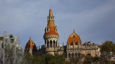 Barselona 'da. İspanya. Mimarlık, eski evler, sokaklar ve mahalleler. 4K 'da video, UHD 