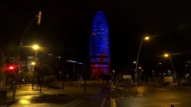 Barcelona 'daki Torre Agbar. İspanya. İyi geceler. 4K 'da video, UHD