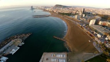 Hava görüntüsü. Barselona 'da. Mimarlık, binalar ve sokaklar. İspanya. 4K 'da video, UHD ProRes.