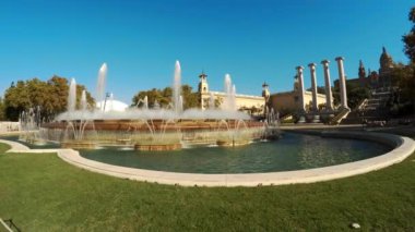 Barcelona 'daki eski çeşme. İspanya. 4K 'da video, UHD