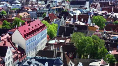 Yaşlı Tallinn. Üst Manzara. Çatı katları. Estonya. 4K 'da video, UHD