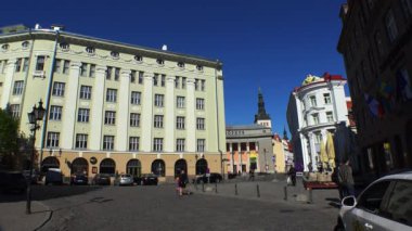 Yaşlı Tallinn. Mimarlık, eski evler, sokaklar ve mahalleler. 4K 'da video, UHD