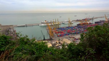 Konteynır iskelesi ticari nakliye kargosu. Barselona, İspanya. 4K 'da video, UHD