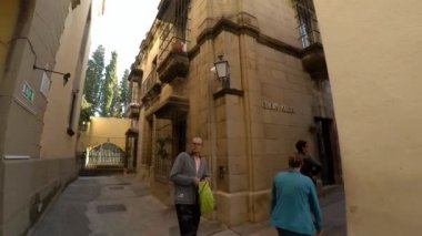 Barcelona 'da eski bir cadde. İspanya. 4K 'da video, UHD