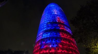 Barcelona 'daki Torre Agbar. İspanya. İyi geceler. 4K 'da video, UHD