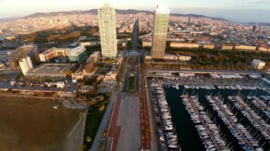 Hava görüntüsü. Barselona 'da. Mimarlık, binalar ve sokaklar. İspanya. 4K 'da video, UHD ProRes.