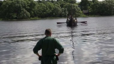Savaş Viking gemisi. Ortaçağ savaşçıları. 4K 'de video, UHD. Gerçek zamanlı..