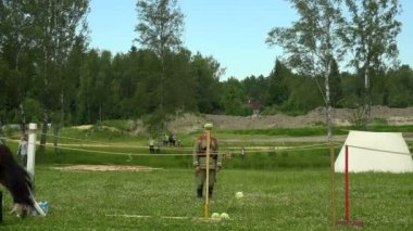 Atın üstündeki asker lahanayı doğruyor. Birinci Dünya Savaşı. 1914-1918 arası. 4K 'da video, UHD