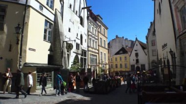 Yaşlı Tallinn. Mimarlık, eski evler, sokaklar ve mahalleler. 4K 'da video, UHD