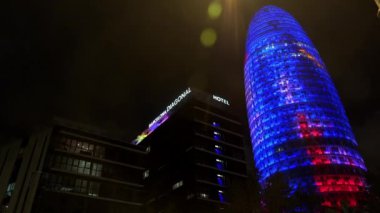 Barcelona 'daki Torre Agbar. İspanya. İyi geceler. 4K 'da video, UHD