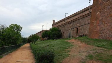 Barcelona 'daki Montjuic Kalesi. İspanya. 4K 'da video, UHD