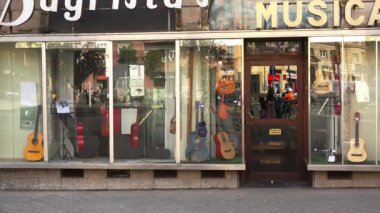 Barcelona 'da müzik aletleri satan bir dükkan. İspanya. 4K 'da video, UHD